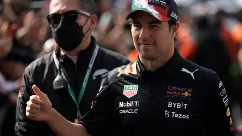 Checo Pérez probó los ‘tacos favoritos de los futbolistas’ en la CDMX