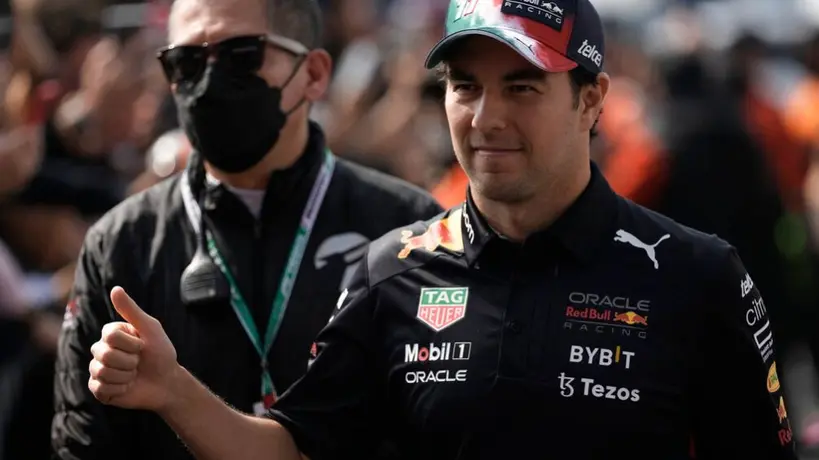 Checo Pérez probó los ‘tacos favoritos de los futbolistas’ en la CDMX