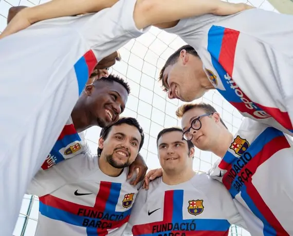 Barcelona: Barça presentó tercer uniforme para esta temporada