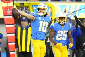 NFL: Chargers vencen a Dolphins en Sunday Night Football y se ponen en puestos de postemporada