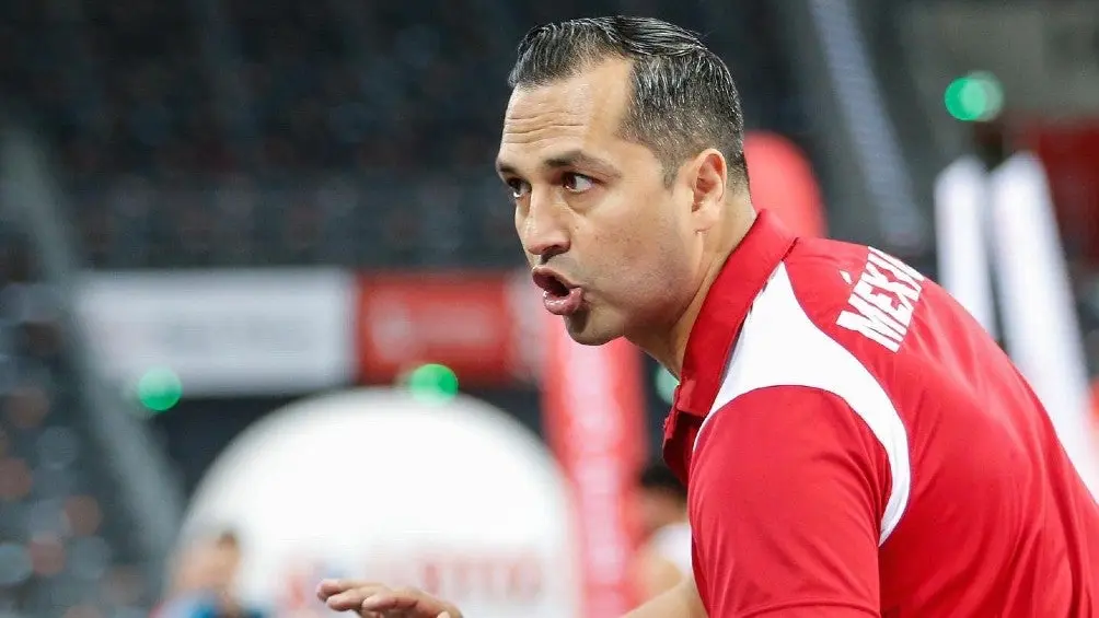 Omar Quintero, entrenador del Tri de basquetbol | TWITTER @MEXBASQUET
