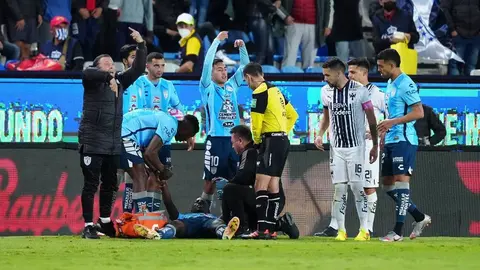 Pachuca: Marino Hinestroza salió en camilla por una durísima entrada de Erick Aguirre