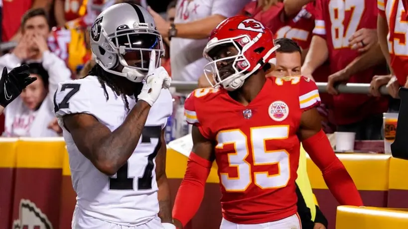 Raiders: Davante Adams perdió la cabeza y empujó a camarógrafo en derrota contra Chiefs