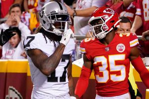 Raiders: Davante Adams perdió la cabeza y empujó a camarógrafo en derrota contra Chiefs