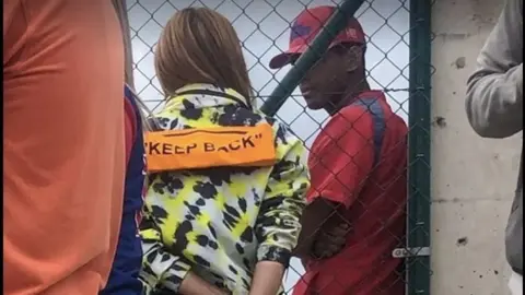 Shakira le manda ingenioso mensaje a Piqué en partido de beisbol de su hijo