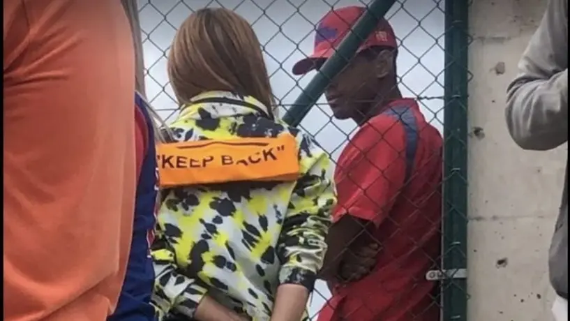 Shakira le manda ingenioso mensaje a Piqué en partido de beisbol de su hijo