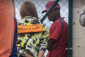 Shakira le manda ingenioso mensaje a Piqué en partido de beisbol de su hijo