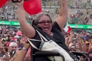Checo Pérez: Familia del piloto busca a fanática en silla de ruedas que asistió al GP de México