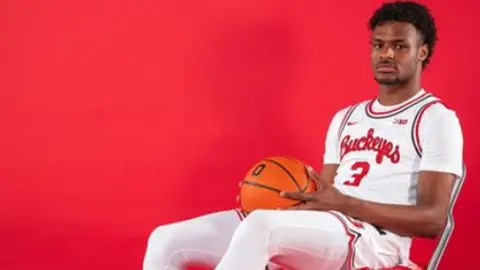 Bronny James, hijo mayor de LeBron, fue fichado por Nike en acuerdo comercial