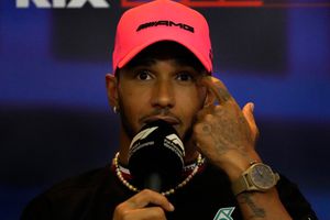 Hamilton sobre roce entre Checo y Verstappen en el GP de Brasil: 'Parecía show de las Kardashians'