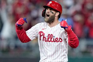 MLB Playoffs: Con cuatro jonrones, Philadelphia se acerca a la Serie Mundial