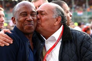 Checo Pérez: Lewis Hamilton celebró foto de su padre con el del mexicano