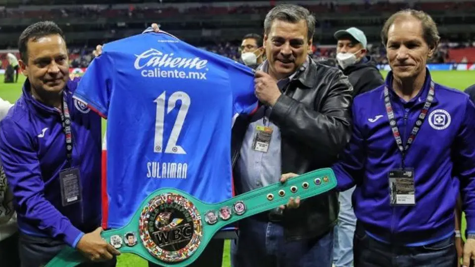 Cruz Azul: Sulaimán dio el cinturón de Campeón del CMB por los 95 años del club