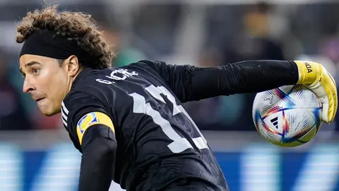 Memo Ochoa, criticado por la prensa polaca previo al partido vs México