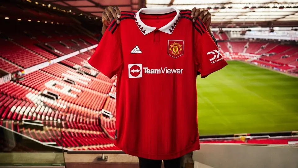 Manchester United presentó su nuevo uniforme de local para la Temporada 2022-23
