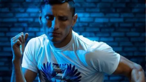 Boxeador Félix Alvarado se ‘vistió’ de héroe y rescató a un perrito en ciclón Julia