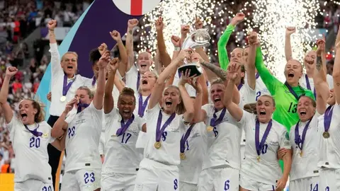 Inglaterra Femenil: Reina Isabel felicitó a las Leonas por conquistar la Eurocopa