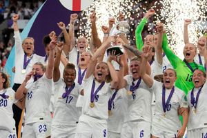 Inglaterra Femenil: Reina Isabel felicitó a las Leonas por conquistar la Eurocopa