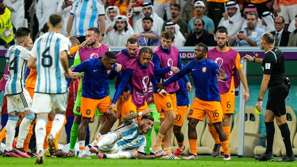 Argentina vs Países Bajos: Se arma 'batalla campal' por falta y balonazo de Leandro Paredes
