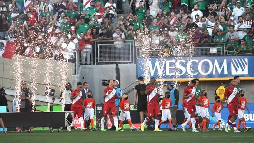 Santiago Ormeño: Fue criticado al entonar himno de Perú previo al partido ante México