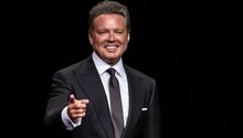 Luis Miguel: Reapareció con nuevo 'look' rodeado de artistas