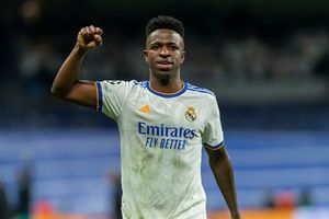 Vinicius no se da por vencido y felicita a Kenia Os por su cumpleaños