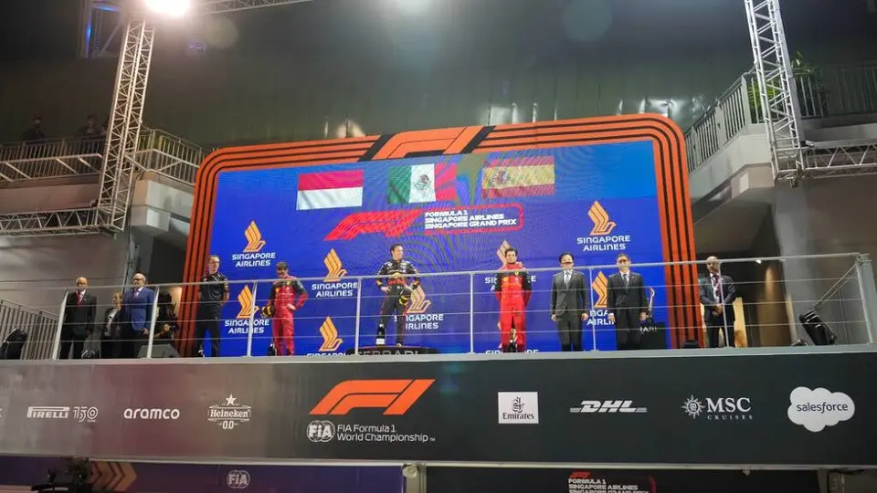 Checo Pérez: Transmisión española criticó duración del Himno Nacional Mexicano