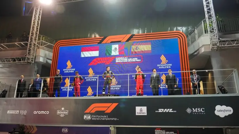Checo Pérez: Transmisión española criticó duración del Himno Nacional Mexicano