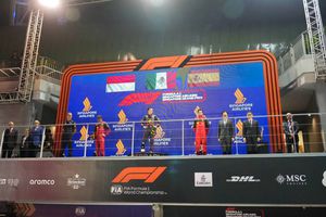 Checo Pérez: Transmisión española criticó duración del Himno Nacional Mexicano