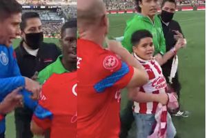 Canteranos de Chivas regalan playera a niño luego del Clásico en Atlanta