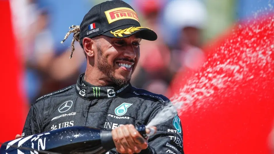 Lewis Hamilton impactó con su 'outfit' color granate en el Circuito de Spa-Francorchamps