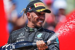 Lewis Hamilton impactó con su 'outfit' color granate en el Circuito de Spa-Francorchamps