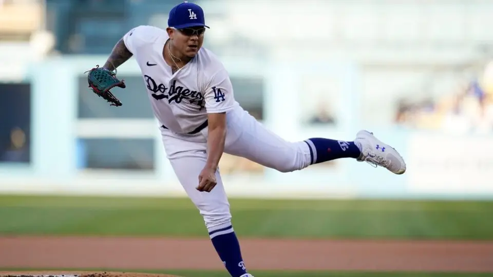 Julio Urías vuelve a brillar; Dodgers vapulean a Padres