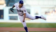 Julio Urías vuelve a brillar; Dodgers vapulean a Padres
