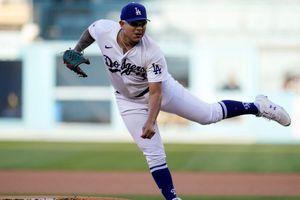 Julio Urías vuelve a brillar; Dodgers vapulean a Padres