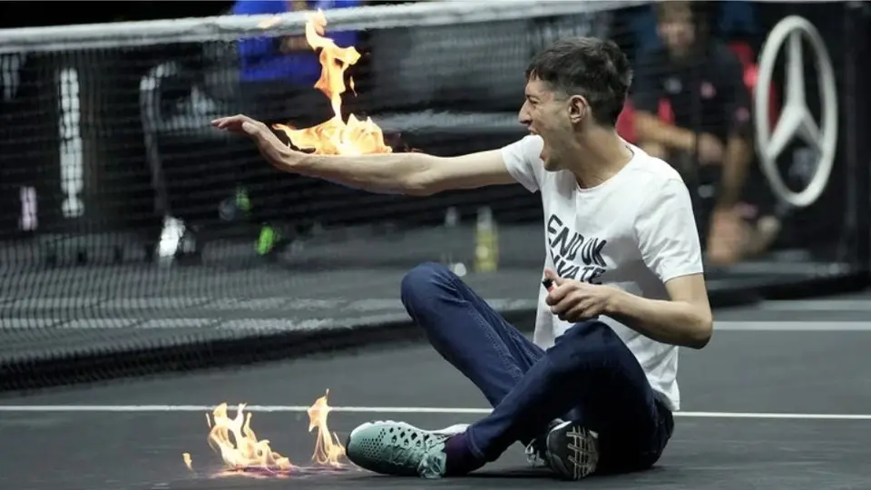 Laver Cup: Hombre se incendió como protesta durante el certamen