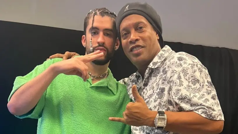Ronaldinho asistió a concierto de Bad Bunny y se tomó una foto con él