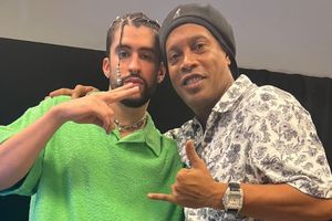 Ronaldinho asistió a concierto de Bad Bunny y se tomó una foto con él