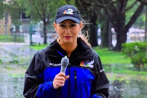 Kyla Gales, reportera de NBC, protegió su micrófono del huracán con un condón