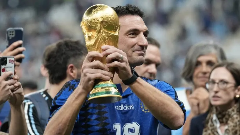 Qatar 2022: Scaloni celebró el Mundial con la playera campeona del Sub-20