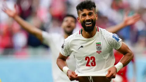 Qatar 2022: Estados Unidos retiró el emblema islámico de bandera de Irán