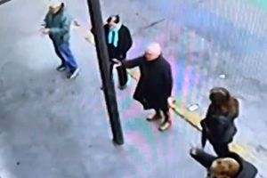 VIDEO: Religiosos realizaron ritual afuera de un bar LGBT+ para 'salvar' a personas