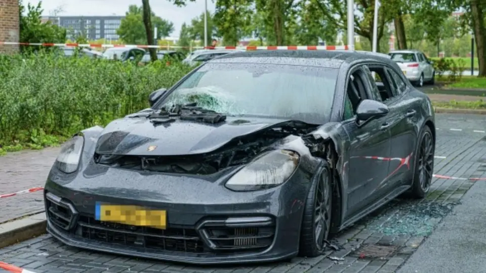 Ajax: Auto de futbolista fue incendiado por casarse con influencer
