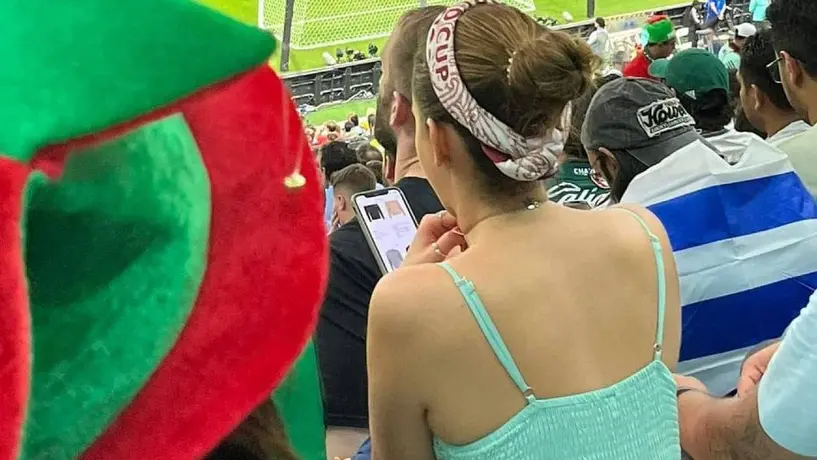 Qatar 2022: Mujer es captada viendo ropa en partido de Cristiano Ronaldo en el Mundial
