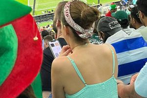 Qatar 2022: Mujer es captada viendo ropa en partido de Cristiano Ronaldo en el Mundial