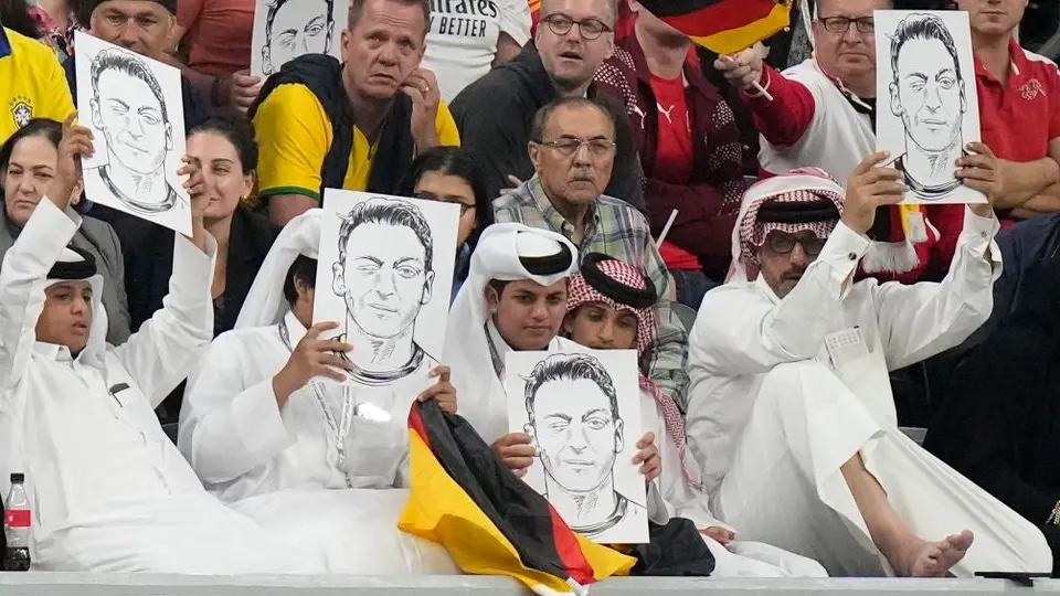Qatar 2022: Aficionados qatarís responden a protesta de Alemania