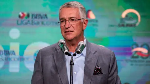Ricardo Salinas Pliego se 'plantea' comprar a Chivas y llevárselas a Pátzcuaro