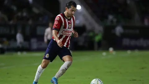 Chivas: Alan Mozo le dio un regalo al niño del protocolo inaugural de la Liga MX