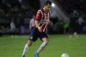 Chivas: Alan Mozo le dio un regalo al niño del protocolo inaugural de la Liga MX