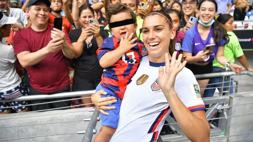 Alex Morgan cumplió su promesa y le regaló un jersey a Luca, pequeño fan en Monterrey